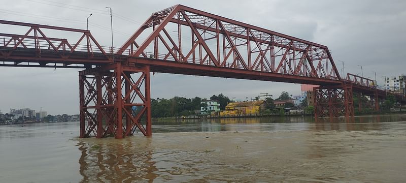 সুরমা নদীর পানি ‌গত শুক্রবার বিকেল থেকে বিপৎসীমার নিচ‌ দিয়ে প্রবাহিত হচ্ছে। ‌আজ রোববার সকালে সিলেট নগরের কিন‌ব্রিজ এলাকায়